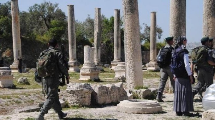 عشرات المستوطنين يقتحمون الموقع الأثري في سبسطية