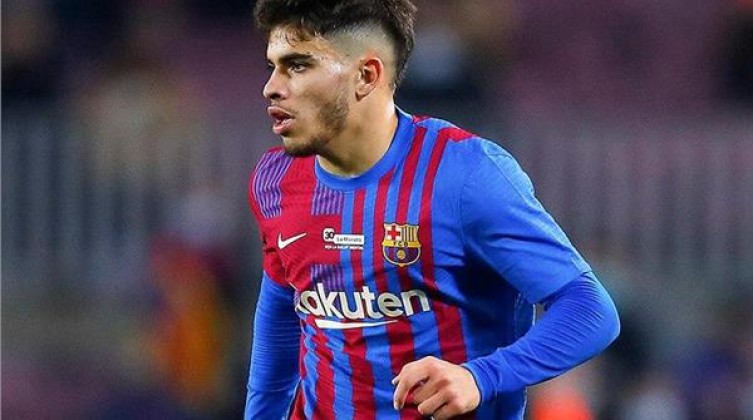 برشلونة يجدد رسميًا عقد لاعبه الزلزولي.. بهذا الشرط