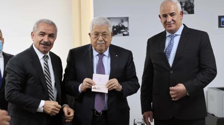 الرئيس عباس يتسلم أول نسخة من جواز السفر الفلسطيني "البيومتري"