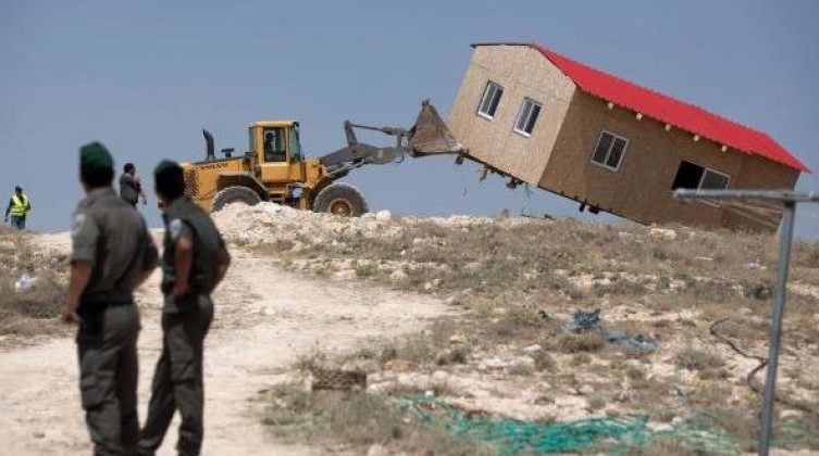 بيت لحم: الاحتلال يستولي على بيتين متنقلين في بلدة الخضر