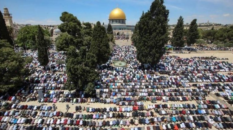 آلاف الفلسطينيين يأدون صلاة الجمعة في "الأقصى"