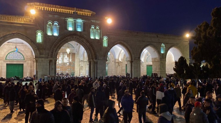 القدس المحتلة: آلاف المواطنين يؤدون صلاة "الفجر العظيم" بالمسجد الأقصى