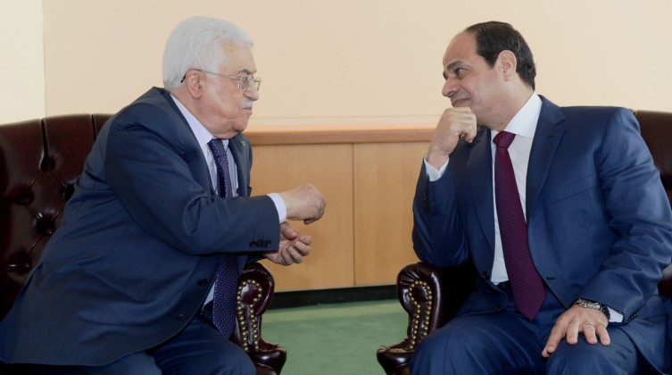 الرئيس عباس يصل القاهرة لعقد قمة مع نظيره المصري غدا الاثنين