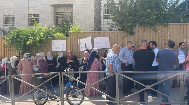 بالصور: وقفة احتجاج ضد فرض المناهج الإسرائيلية على الطلبة المقدسيين