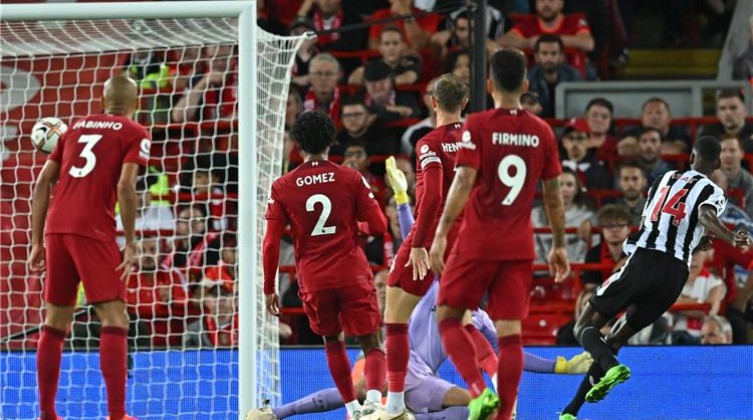 شاهد-أهداف مباراة ليفربول ونيوكاسل يونايتد في الدوري الإنجليزي