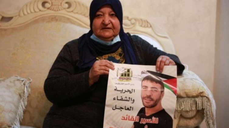 عائلة الاسير ناصر ابو حميد تتوجه لزيارة ابنها المريض في سجن "الرملة"