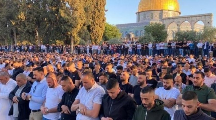 50 ألف مصلٍ يؤدون صلاة الجمعة في الأقصى