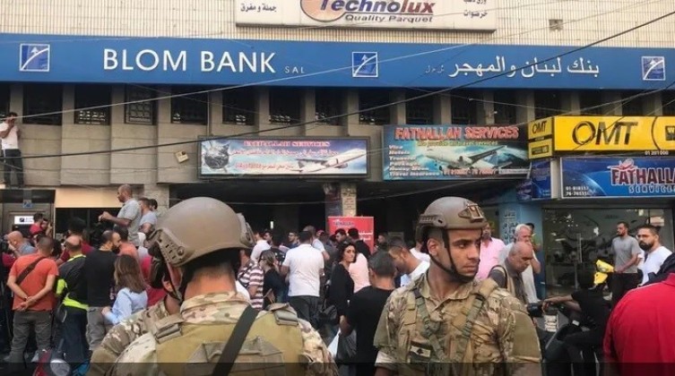 اقتحامات لمصارف لبنان وقرار بإغلاقها 3 أيام