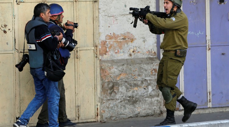 في اليوم العالمي للتضامن مع الصحفي الفلسطيني: 479 انتهاكًا منذ بداية العام