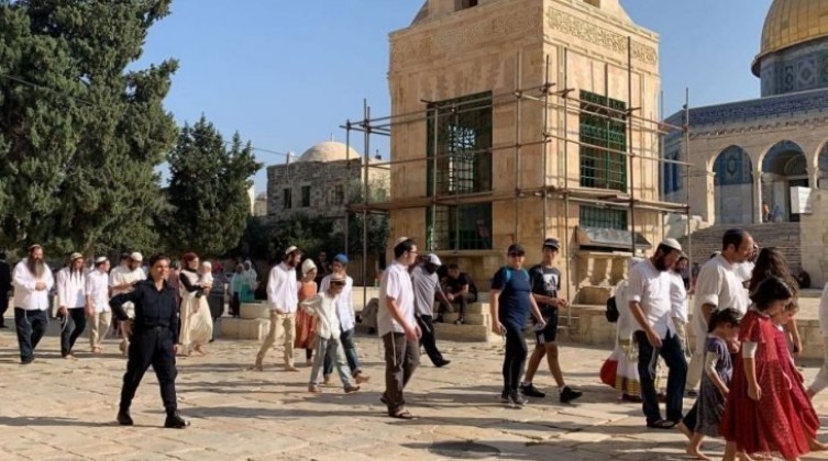 القدس المحتلة: عشرات المستوطنين يقتحمون المسجد الأقصى