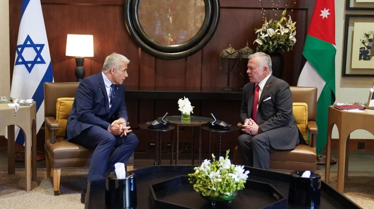 مباحثات لعقد لقاء بين لابيد والعاهل الأردني لتهدئة الأوضاع في القدس والضفة