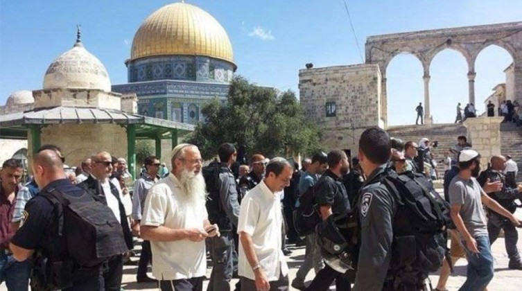 القدس المحتلة: عشرات المستوطنين يقتحمون الأقصى