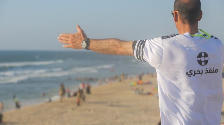 منع السباحة في بحر غزة من اليوم حتى الأسيوع المقبل.. لهذا السبب