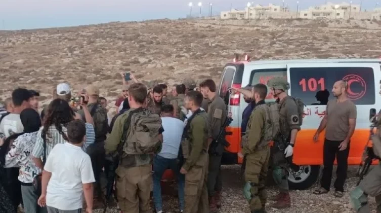 الخليل: الاحتلال يمنع الفلسطينيين والمتضامنين الأجانب من الوصول إلى قرية التوانة