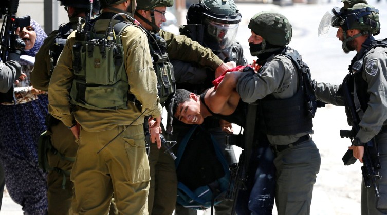 الشاباك: اعتقال فلسطينيين وخلية لحماس نفذوا عمليات إطلاق نار في الضفة