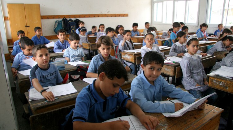 الأونروا تنفى وجود قرار بمنع زيارات أولياء الأمور للمدارس