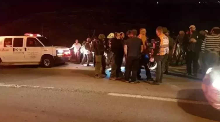 تضرر سيارة إسرائيلية جراء تعرضها لإطلاق نار في نابلس