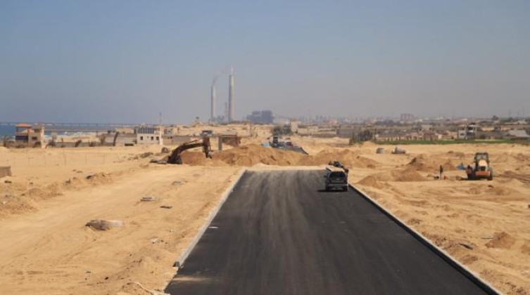 بالصور: الأشغال بغزة تنهى عمل طبقة الأسفلت في شارع الرشيد شمال القطاع