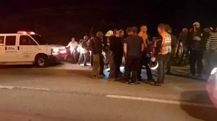 مقاومون يستهدفون حافلة للمستوطنين في الخليل