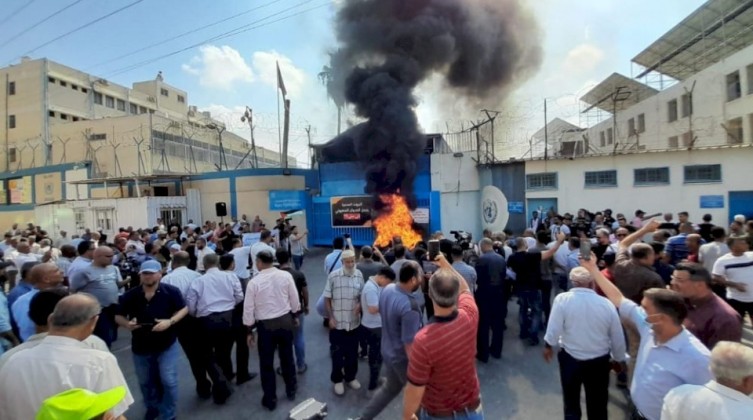 وقفة احتجاجية لمتضرري عدوان 2014 أمام "الأونروا" في غزة