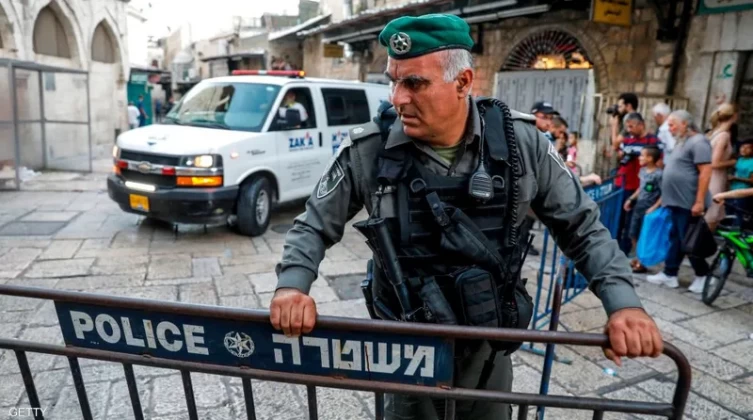 قوات الاحتلال تعتقل فلسطينية بزعم نيتها تنفيذ عملية طعن في القدس