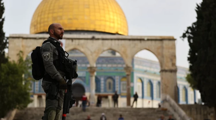 القدس المحتلة: الاحتلال يعتقل أحد عمال النظافة في المسجد الأقصى