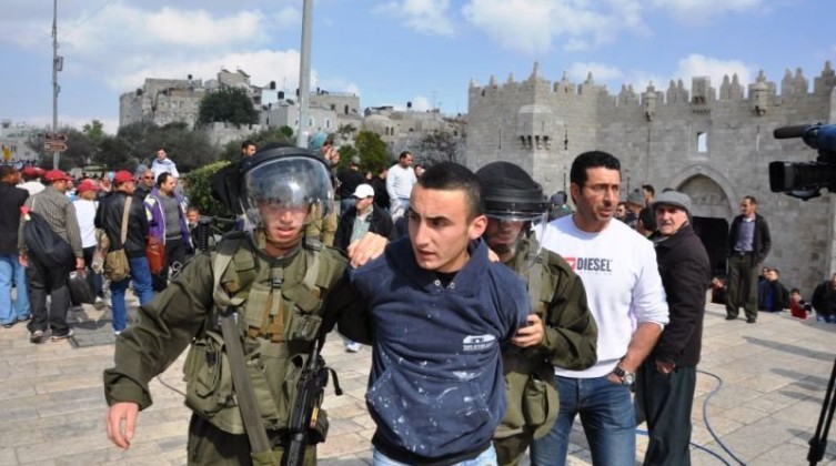 قوات الاحتلال تعتقل شاباً وتقتحم بلدة في القدس