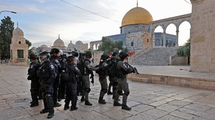 القدس المحتلة: قوات الاحتلال تعتقل أحد حراس المسجد الأقصى