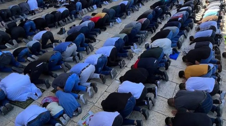 45 ألف مُصل أدوا صلاة الجمعة في "الأقصى"