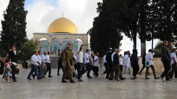 القدس المحتلة: متطرفون يقتحمون باحات المسجد الأقصى على شكل جماعات
