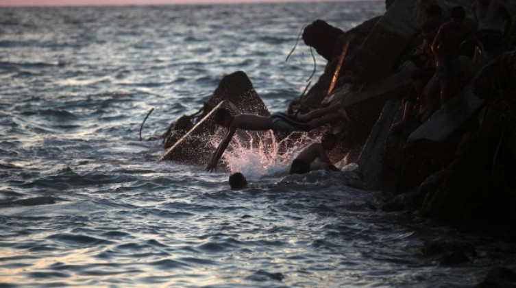 "بلدية غزة" تصدر تنبيها للمواطنين بخصوص السباحة في هذه المناطق