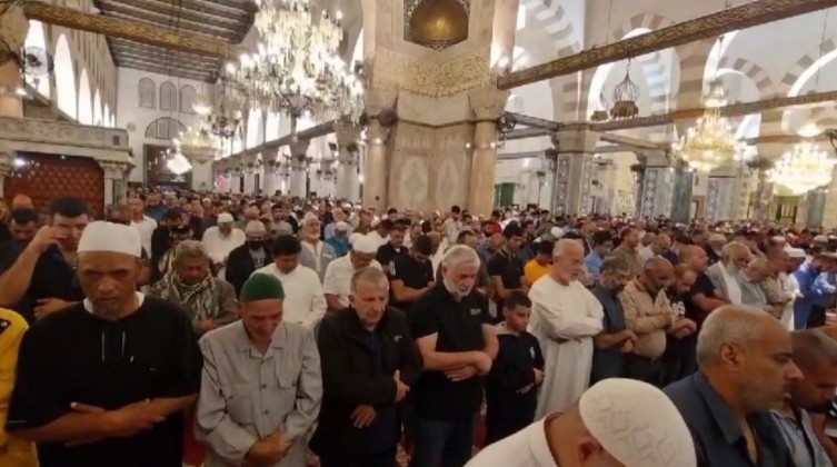 الآلاف يلبّون نداء "الفجر العظيم" في المسجدين الأقصى والإبراهيمي