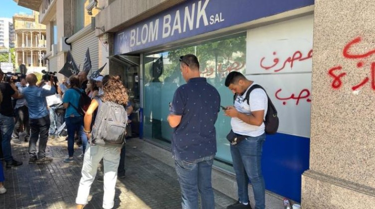 مواطنة لبنانية تقتحم بنكا وتستعيد 20 ألف دولار تحت تهديد السلاح