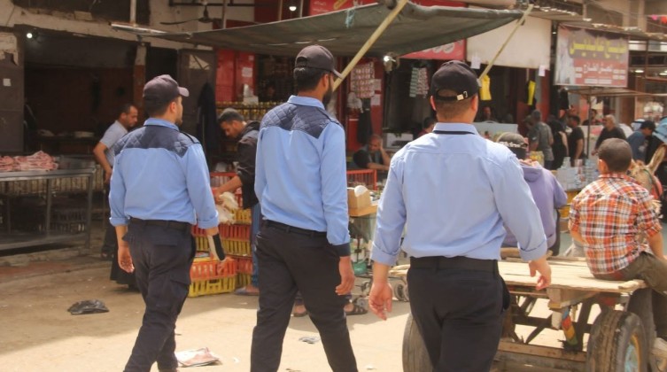 الشرطة تضبط طناً من المانجا الفاسدة جنوب قطاع غزة