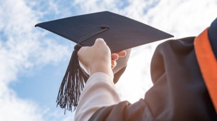 "التعليم العالي" تعلن عن منح دراسية في المغرب وكوبا