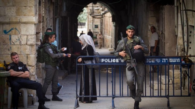 سلطات الاحتلال تبعد شاباً عن القدس