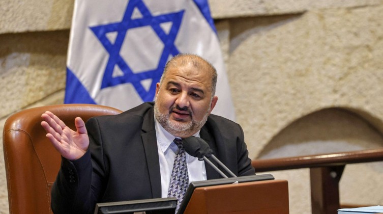 منصور عباس يدعو القيادة الفلسطينية إلى التجاوب مع مبادرة "لابيد"