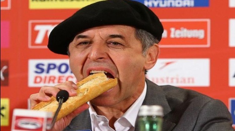 بالصور: مدرب الأهلى الجديد يثير الجدل خلال احتفال قديم له !