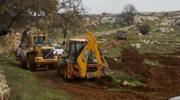 مستوطنون ينفذون أعمال تجريف لتوسعة مستوطنة شرق يطا