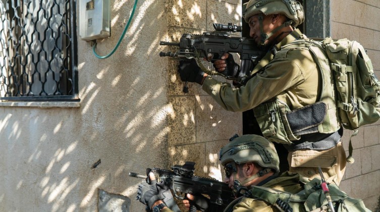 مقاومون فلسطينيون يتصدون لقوات الاحتلال خلال اقتحام نابلس