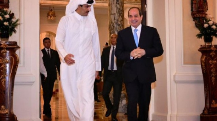 السيسي يصل قطر في زيارة رسمية هي الأولى من نوعها