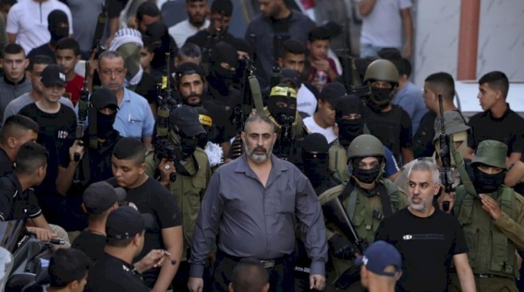 رفع صورة والد الشهيدين رعد وعبد الرحمن خازم فوق برج وسط مدينة غزة