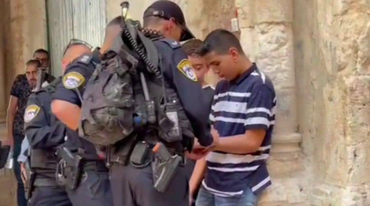 قوات الاحتلال تعتقل فتيين أثناء خروجهما من المسجد الأقصى