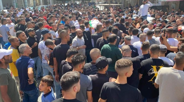بالصور: بموكب جنائزي مهيب.. الآلاف يشيعون جثامين شهداء جنين