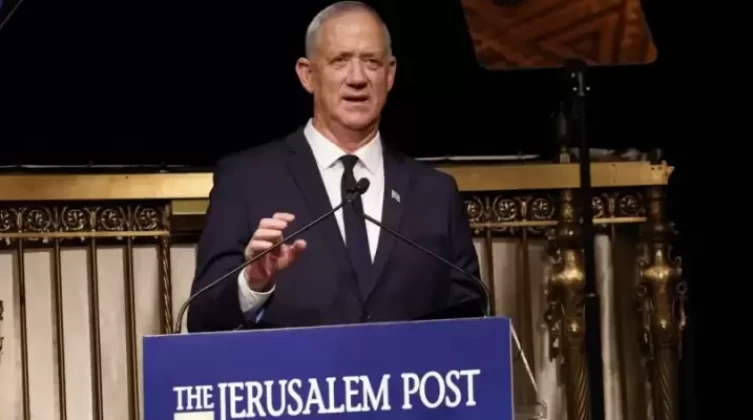 "غانتس" يكشف عن خريطة لـ 10 منشآت إنتاج صواريخ إيرانية بسوريا