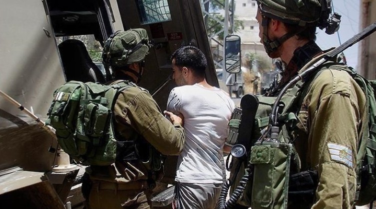 قوات الاحتلال تعتقل مقدسياً وتداهم منزلاً بالعيساوية