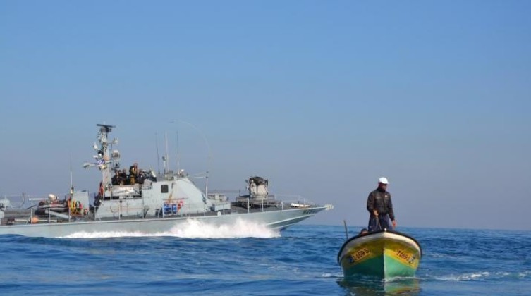 زوارق الاحتلال تستهدف الصيادين في بحر شمال غزة