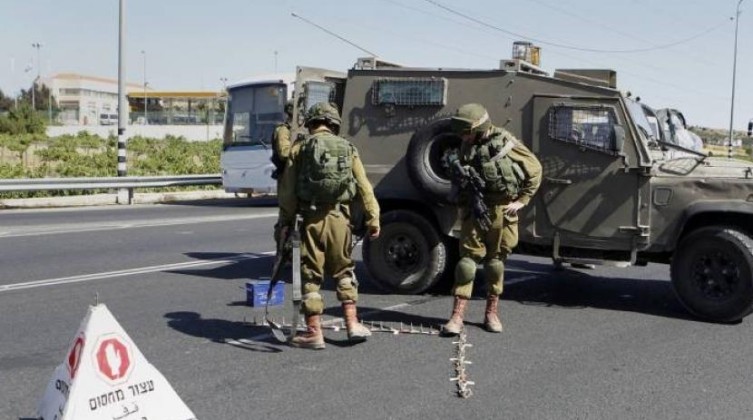 قوات الاحتلال تغلق حاجز حوارة جنوب نابلس
