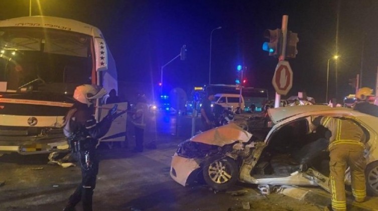 إصابات بحادث طرق بين حافلة وسيارة في النقب