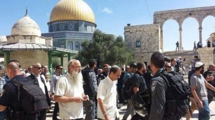 القدس المحتلة: عشرات المستوطنين يقتحمون المسجد الأقصى